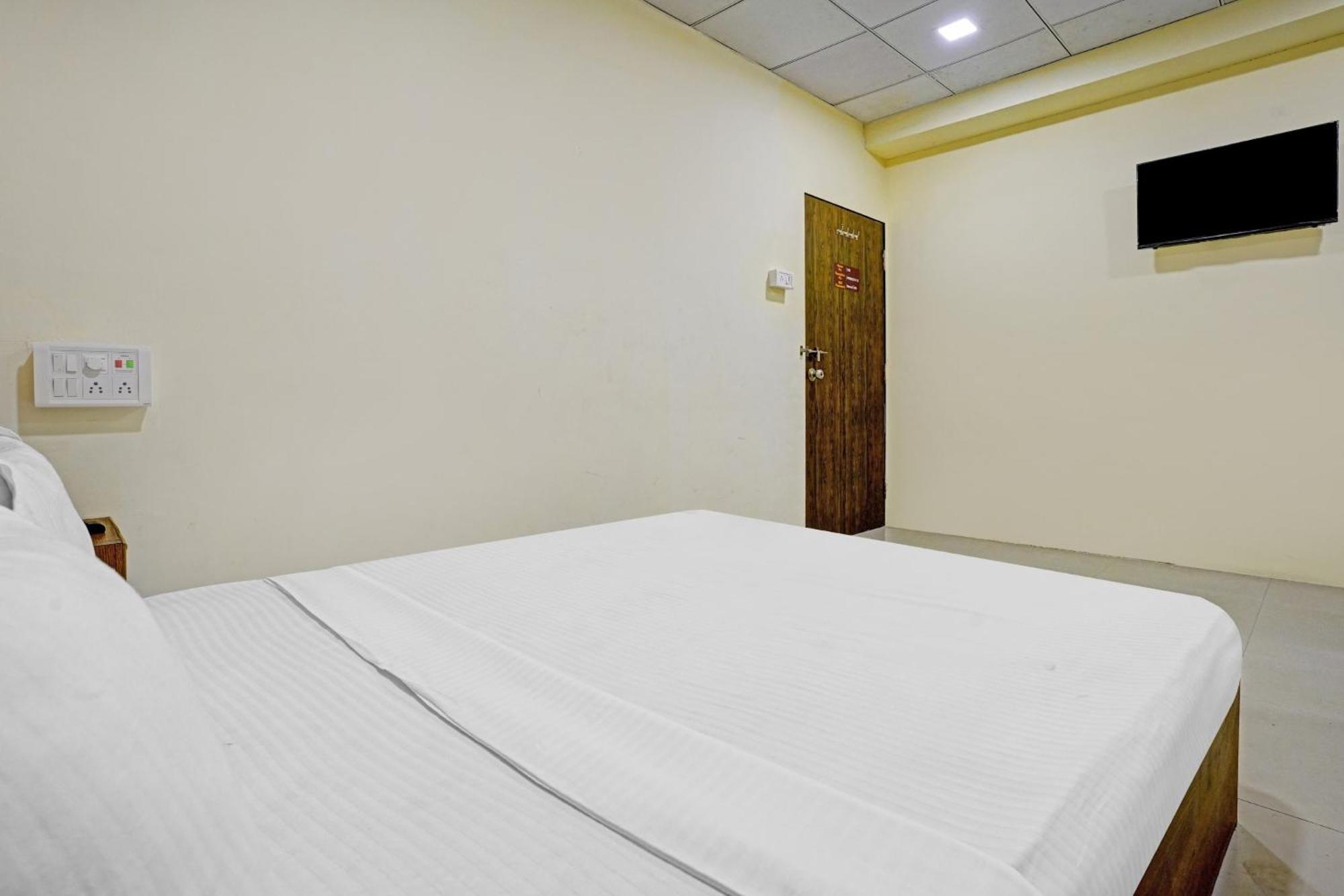 Hotel O Nova Rooms Surat Zewnętrze zdjęcie