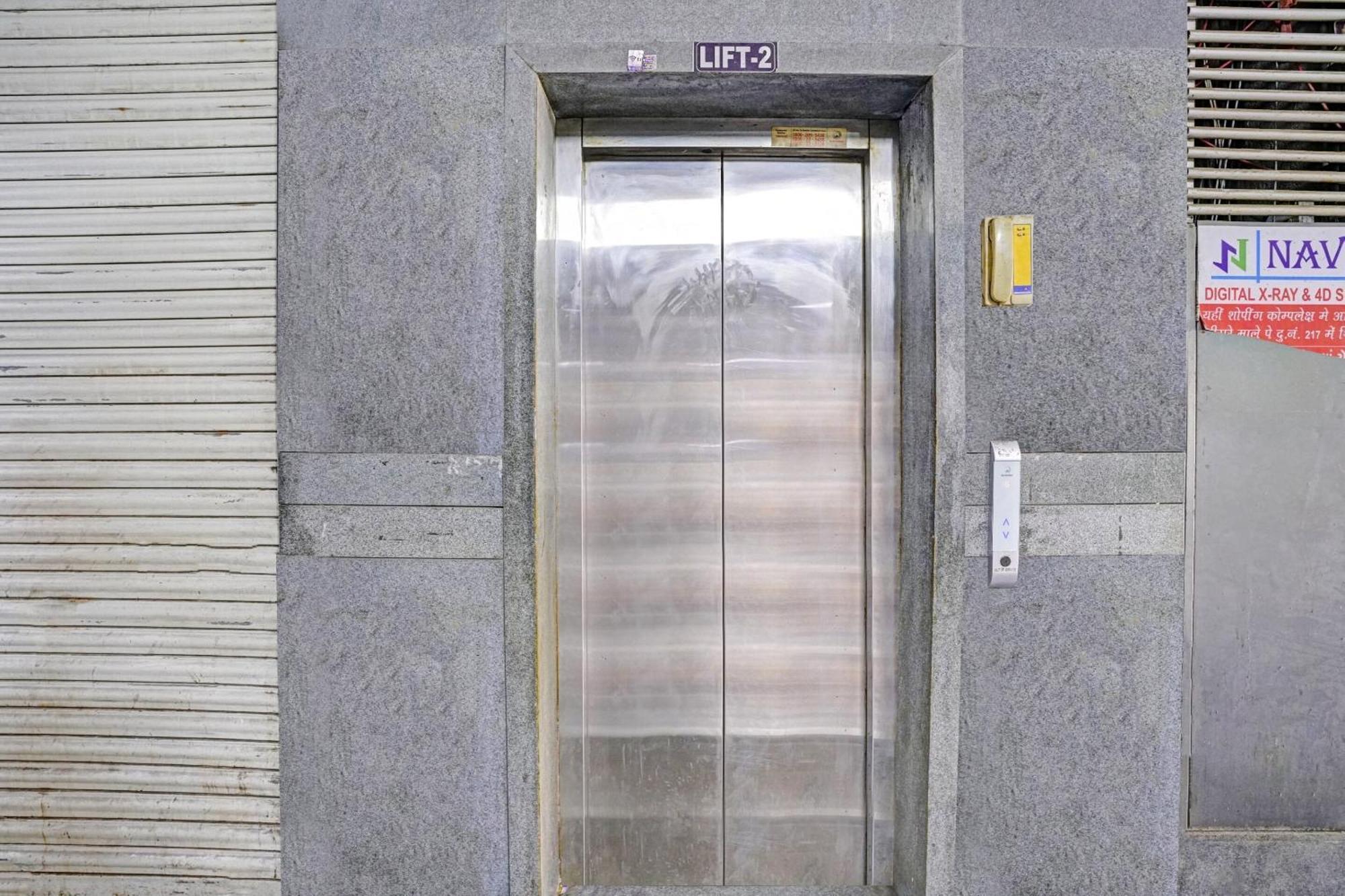 Hotel O Nova Rooms Surat Zewnętrze zdjęcie