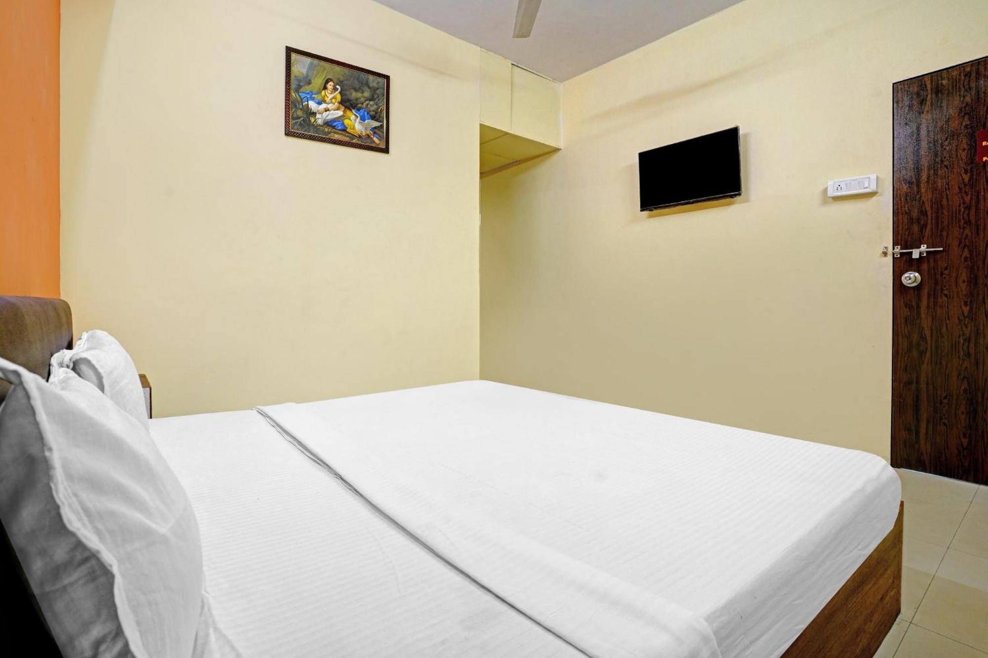Hotel O Nova Rooms Surat Zewnętrze zdjęcie