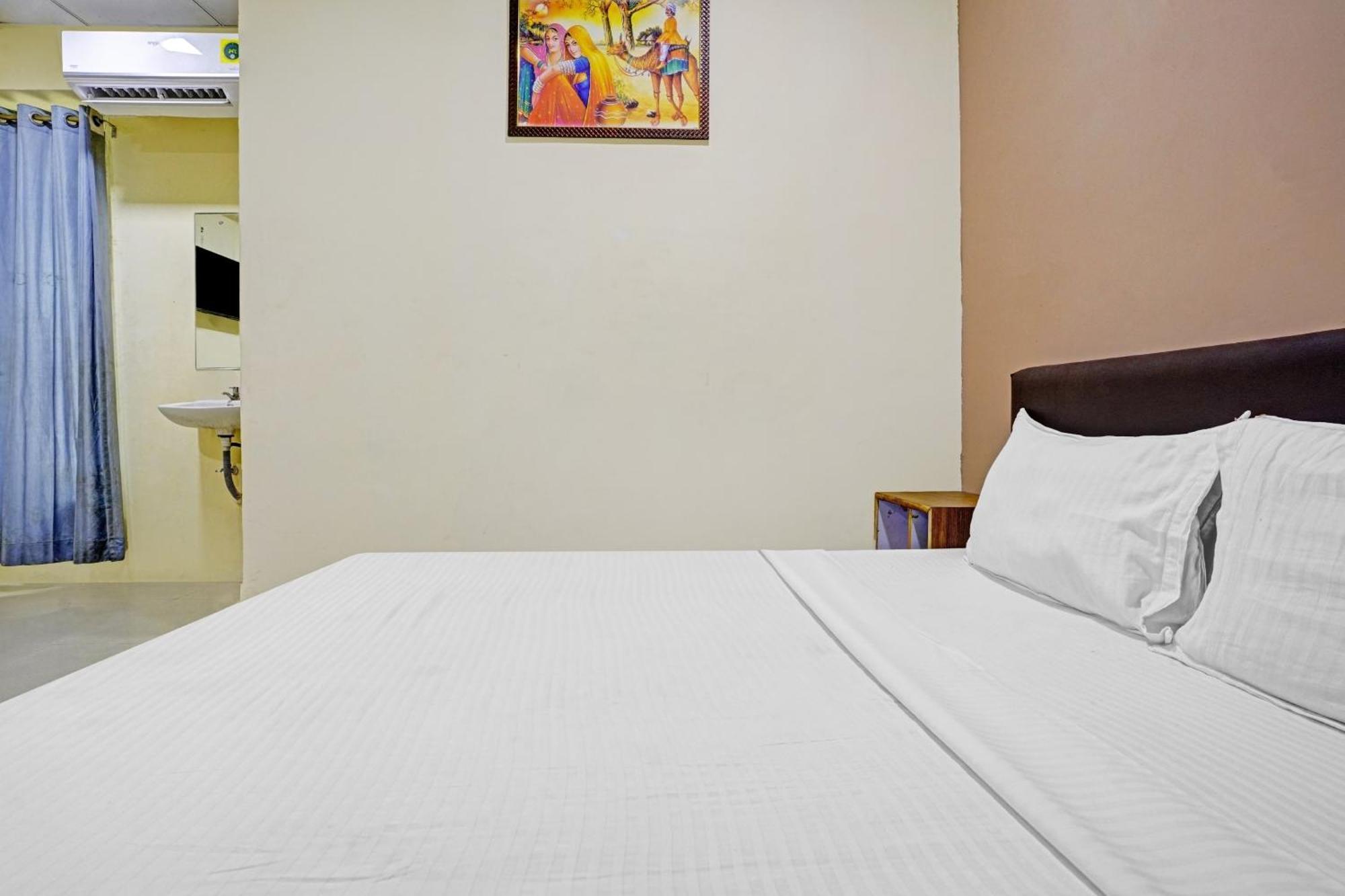 Hotel O Nova Rooms Surat Zewnętrze zdjęcie
