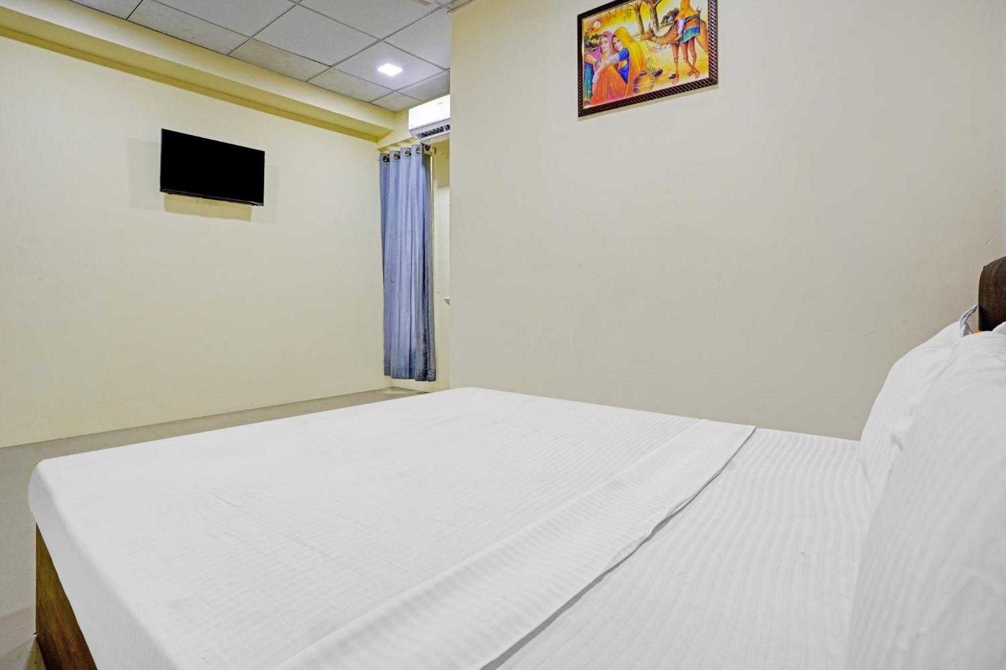 Hotel O Nova Rooms Surat Zewnętrze zdjęcie