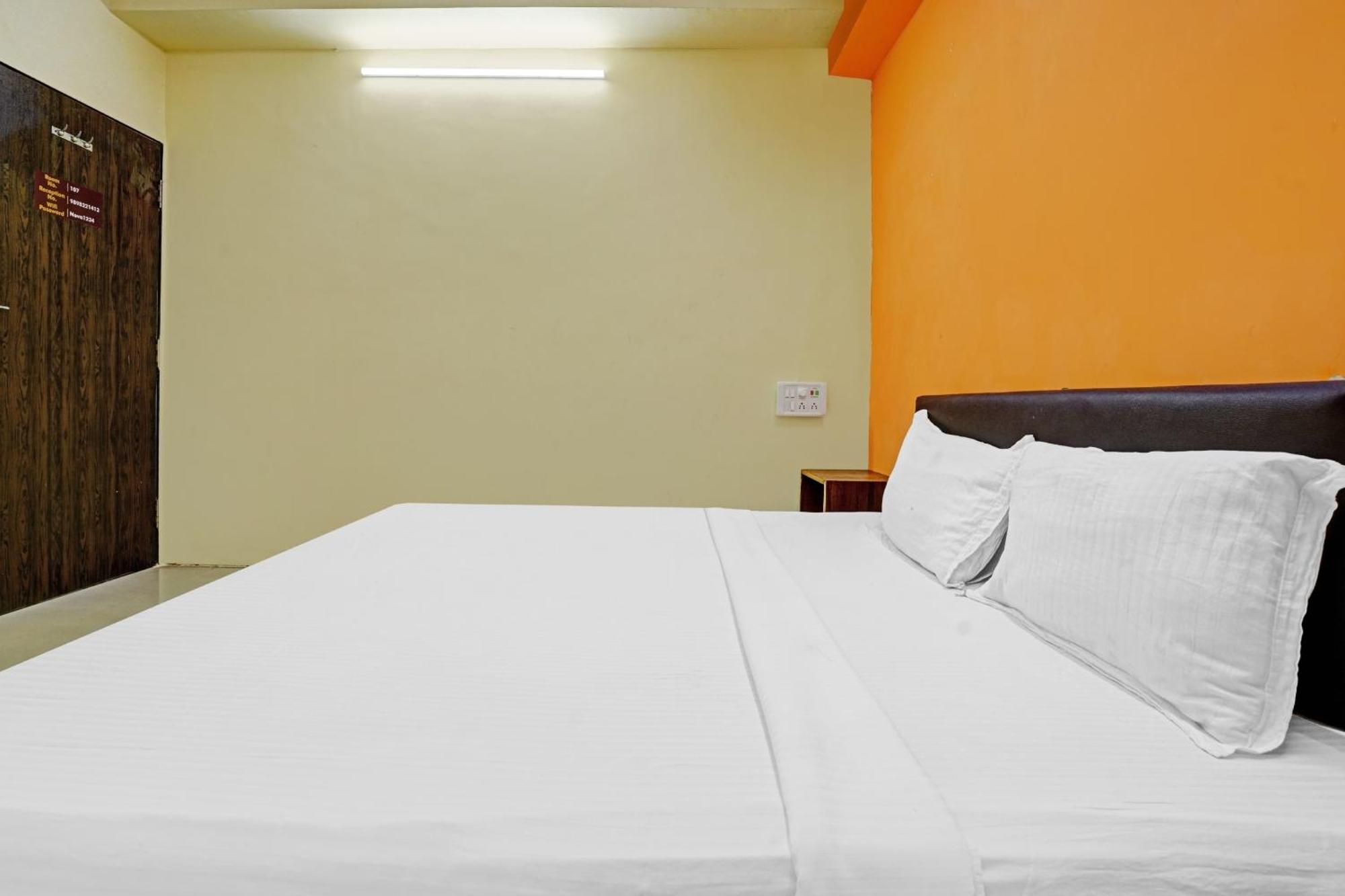 Hotel O Nova Rooms Surat Zewnętrze zdjęcie