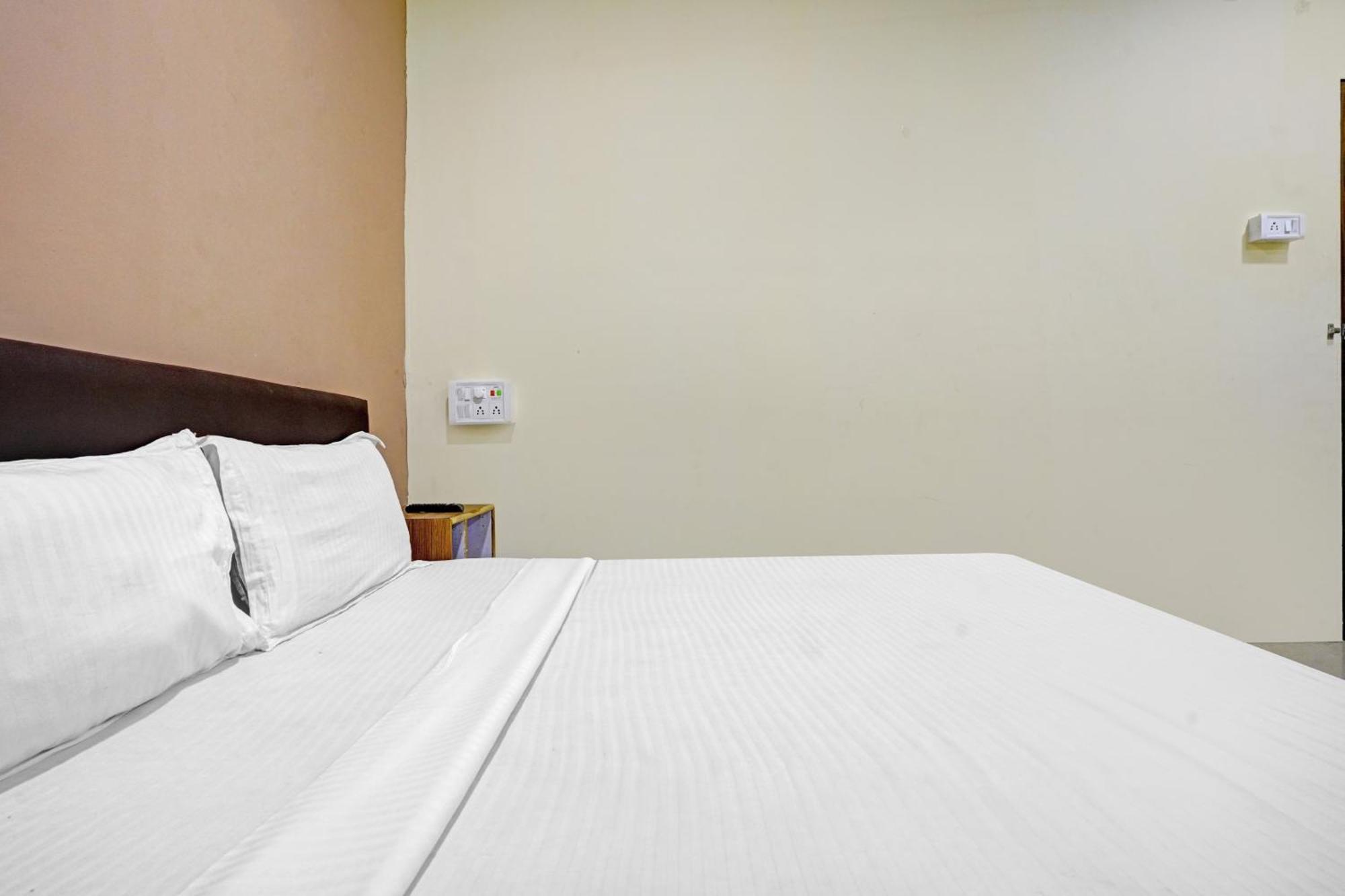 Hotel O Nova Rooms Surat Zewnętrze zdjęcie